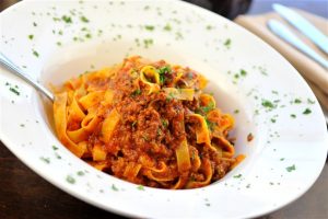 fettuccine alla bolognese, osteria da Carmela.
