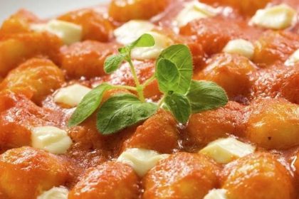 La ricetta degli Gnocchi alla Sorrentina al forno: vi sembrerà di essere in costiera