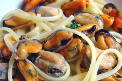 Linguine cozze e cicinielli: la cucina tradizionale napoletana arriva per un'estate gustosa