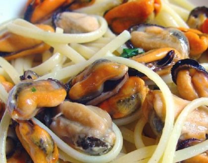 Linguine cozze e cicinielli: la cucina tradizionale napoletana arriva per un'estate gustosa