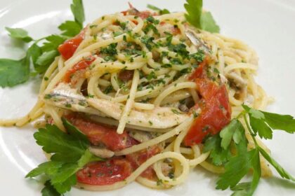 L'estate è arrivata: facciamo largo alla ricetta degli spaghetti pomodorini e alici
