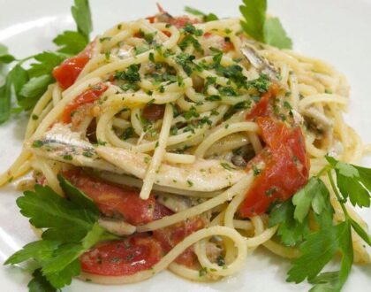 L'estate è arrivata: facciamo largo alla ricetta degli spaghetti pomodorini e alici